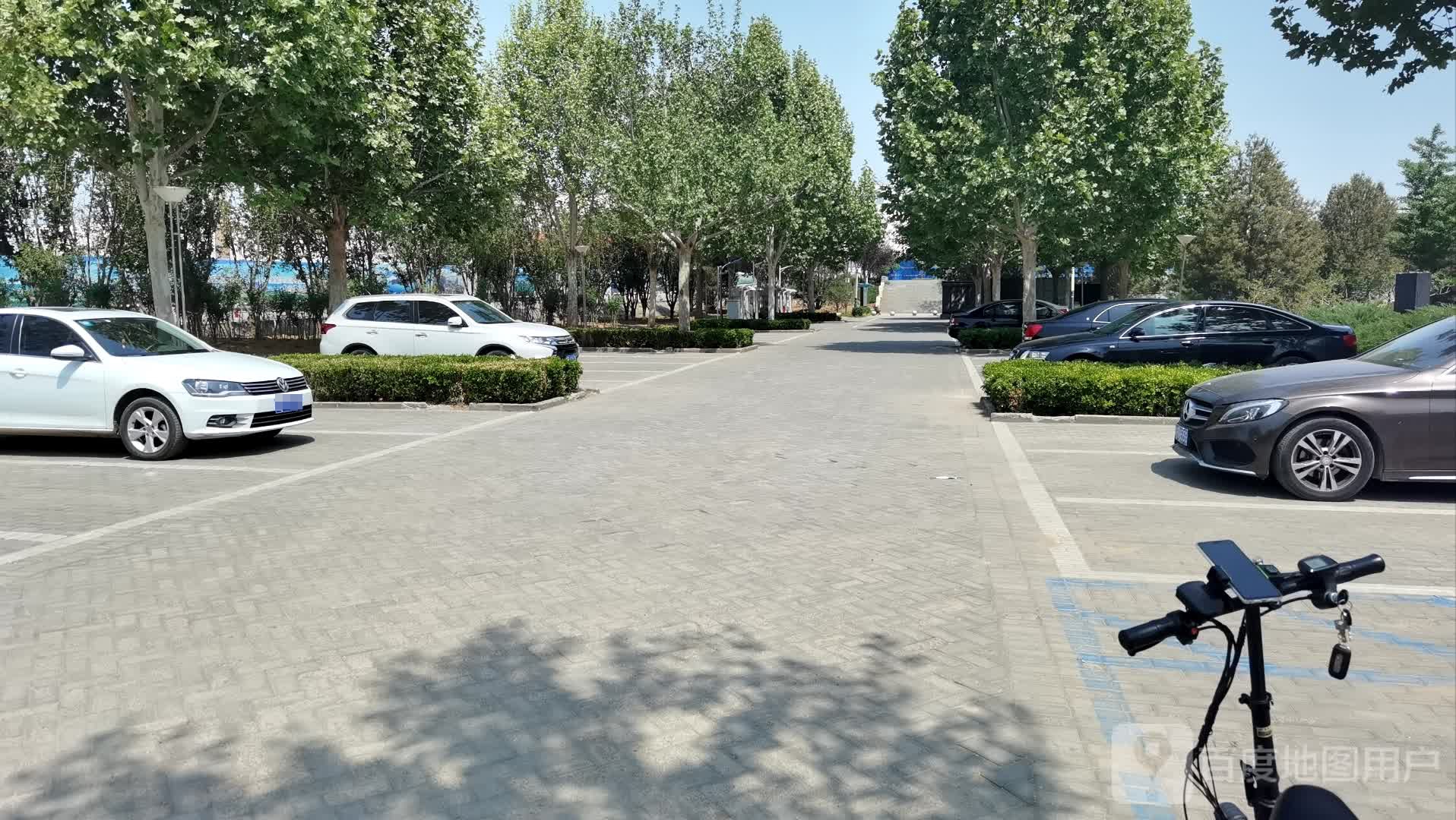 西寺渠便民早市东侧停车场