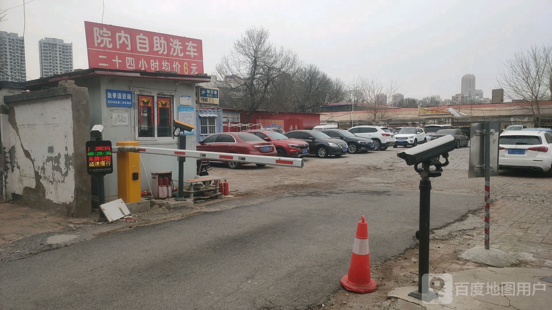 宁园小学西侧停车场