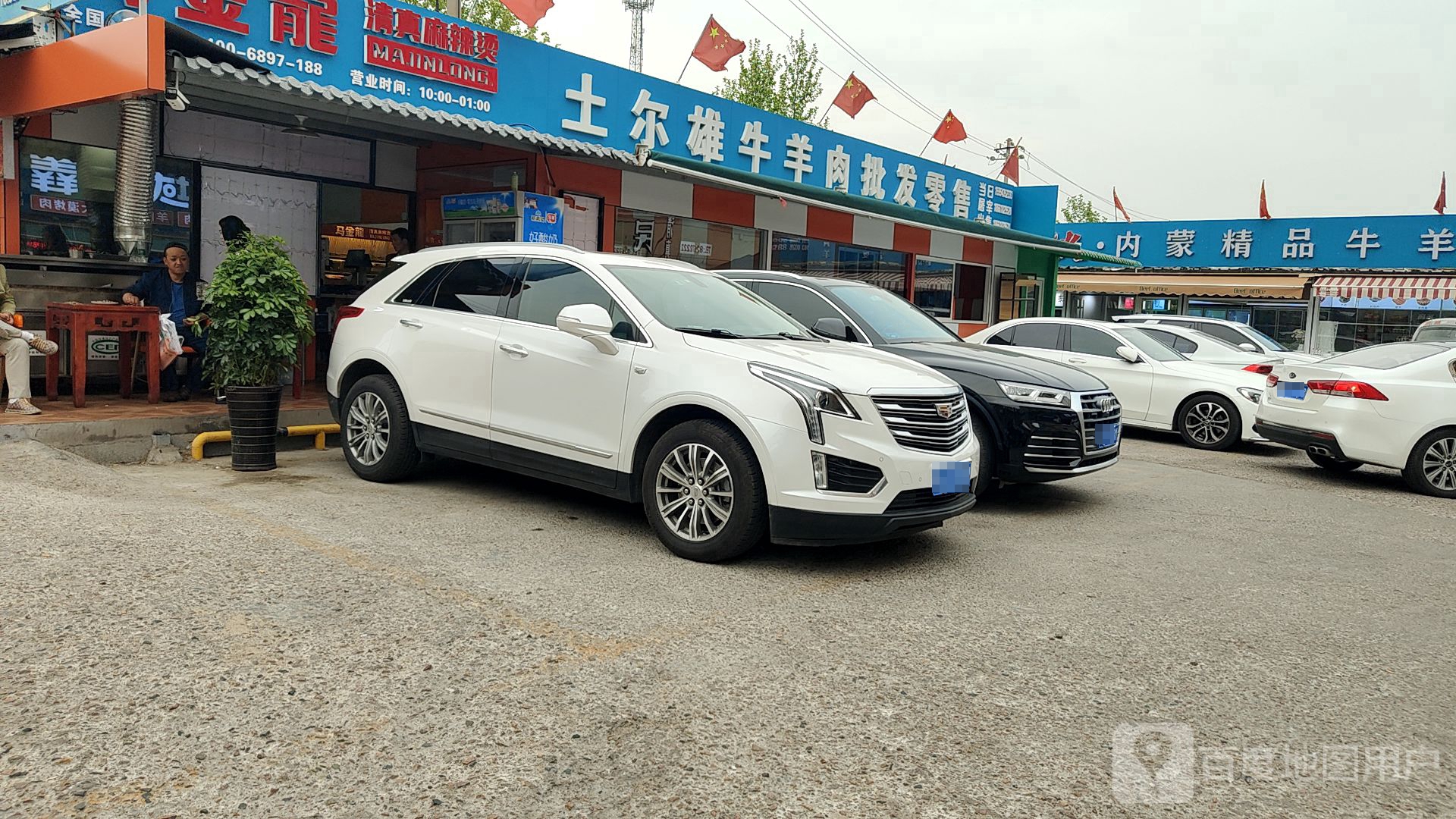 回民小吃街地上停车场-入口