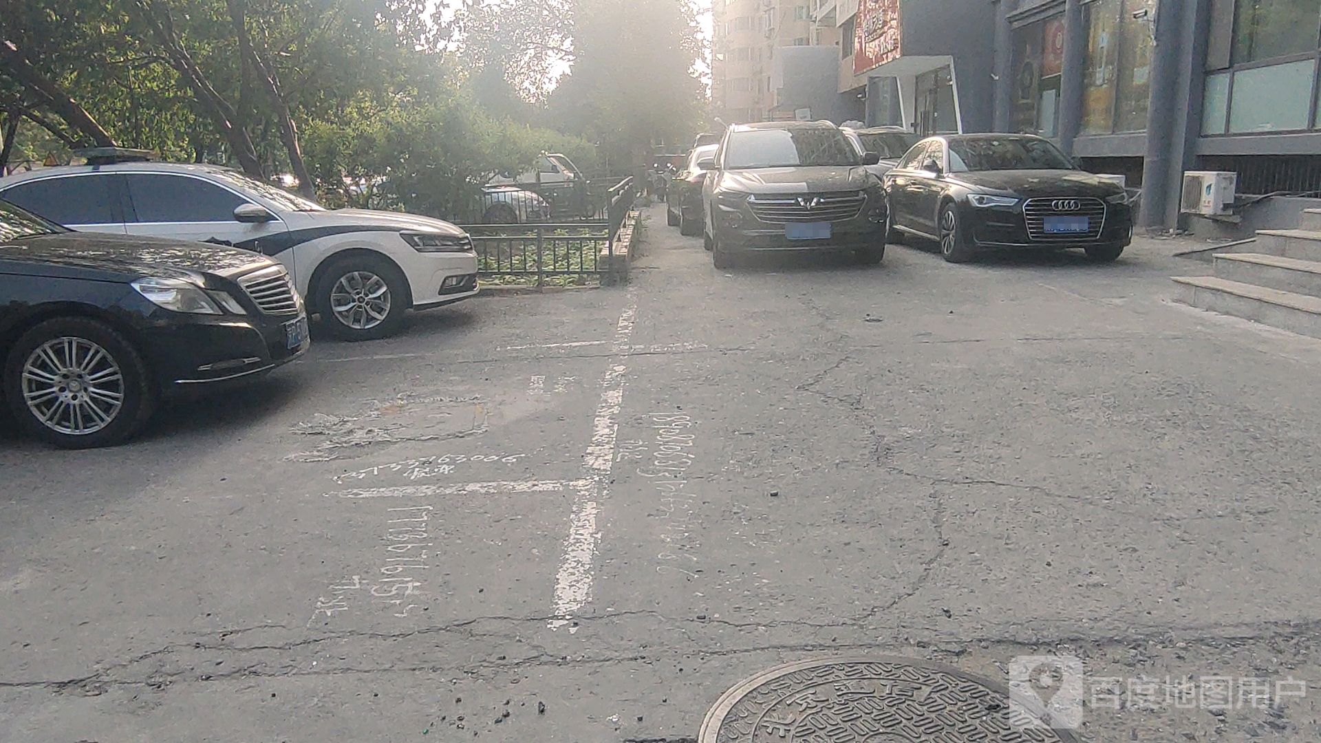 西罗园二区南侧地上停车场-出入口