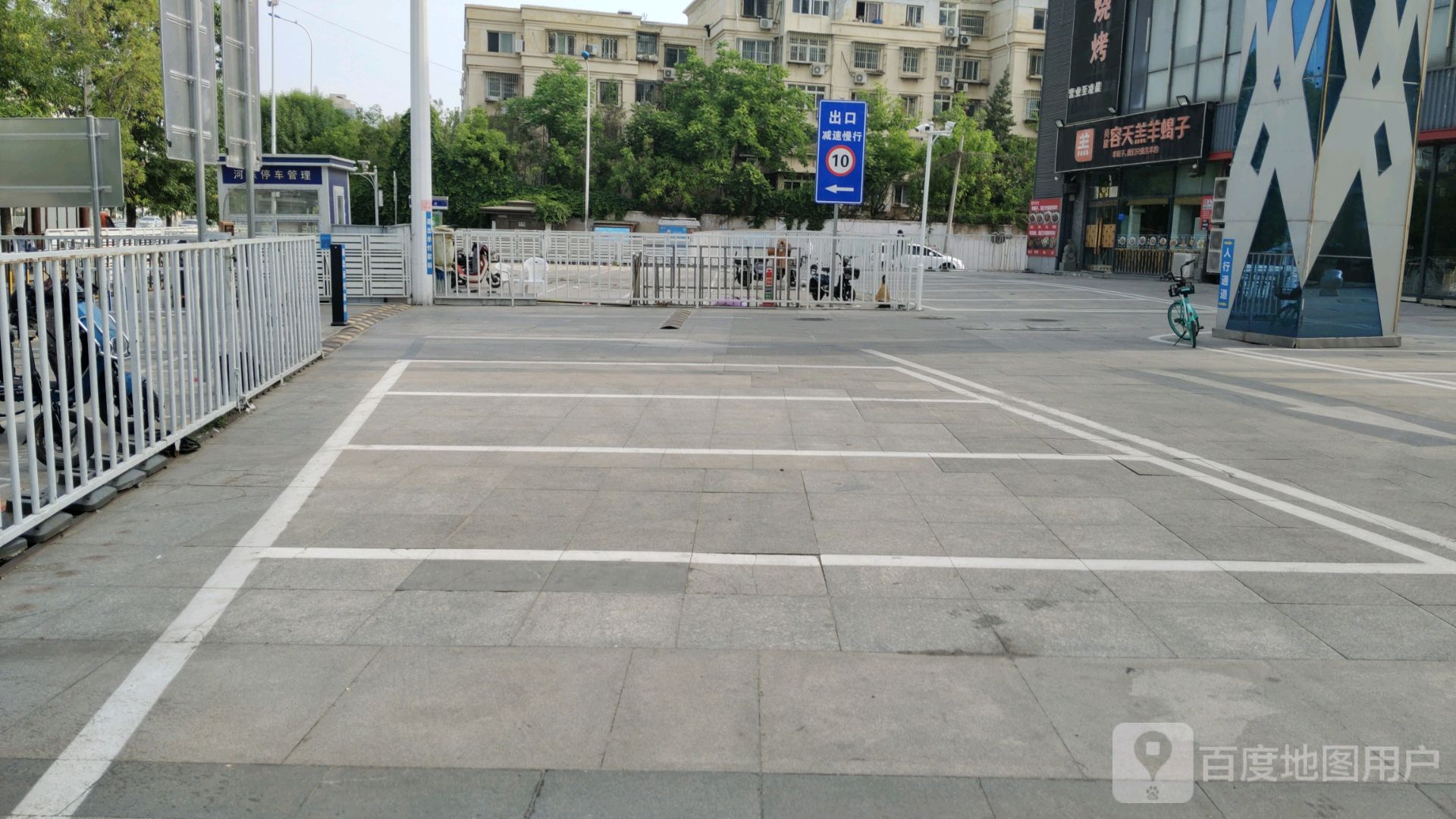 万达广场(河东店)-地上停车场
