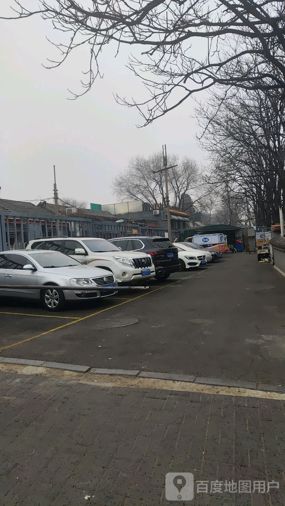 小田鸭烤鸭店(闹市口店)南停车车场
