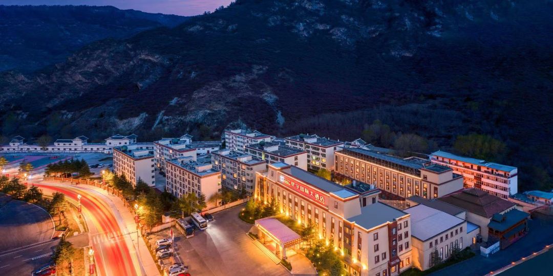星宇国际大酒店(九寨沟景区店)地上停车场-出入口