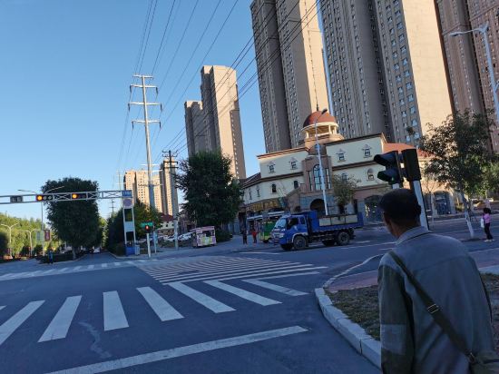 鹤城公园房公寓(燕山街1号分店)