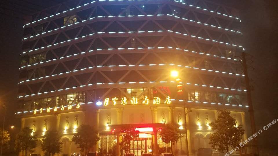 月半湾水疗酒店(清镇店)地上停车场-出入口