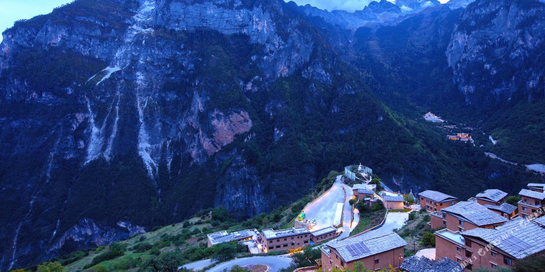 香格里拉巴拉格宗雪山朝拜养心庄园