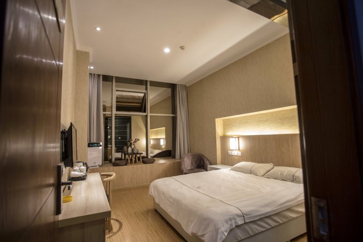 劳伦斯·C电竞酒店