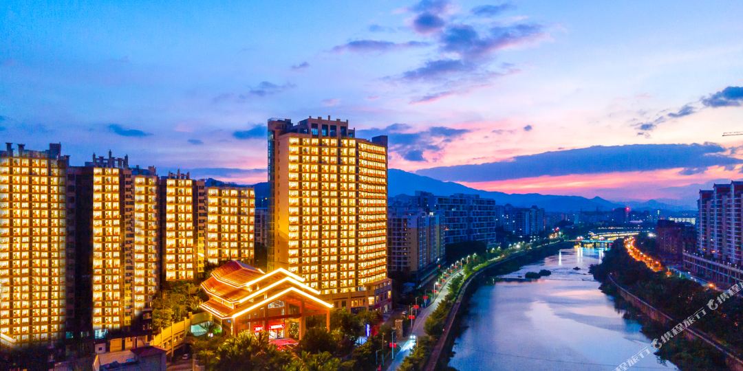 五指山清能丽景湾酒店地上停车场-出入口